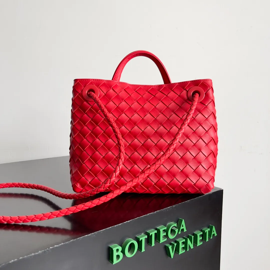 The 2023 new Andiamo batch of 1860 BV has been shipped‼ ️Really popular🔥The new Andiamo woven handbag launched by Bottega Veneta this season is really popular all over the world! ! Celebrities at home and abroad have worn it, and Oscar-winning actress Michelle Yeoh has taken it out on the street. Song Jia, Trai Yara, Yu Feihong, Sanji Ayaka, Rosie Hunting-Whiteley, Yoshioka Riho, etc. have all picked up this bag. It is classic and versatile, showing off its temperament, and the bag capacity is also large, which is very convenient for daily commuting! ! A variety of carrying methods, the shoulder straps can be adjusted by yourself, the original lambskin feels soft and delicate, and the neutral style is made to break gender boundaries and bring a more practical and longer-lasting use experience. Andiamo, which has both elegant and casual styles, perfectly interprets the true appearance of "fashionable old money style". Style number: 743568 Size: 25*22*10.5cm
